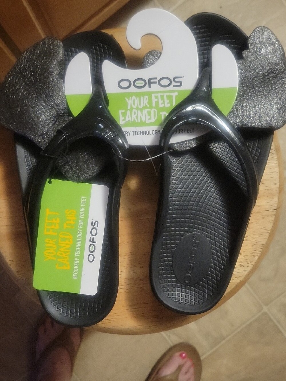 OOFOS Women's Black Thong Sandal with Glossy Straps - Picture 10 of 11